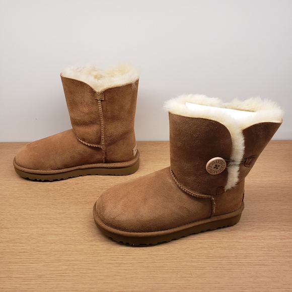 UGG BAILEY BUTTON II SHORT CHESTNUT New in Box - Picture 4 of 10